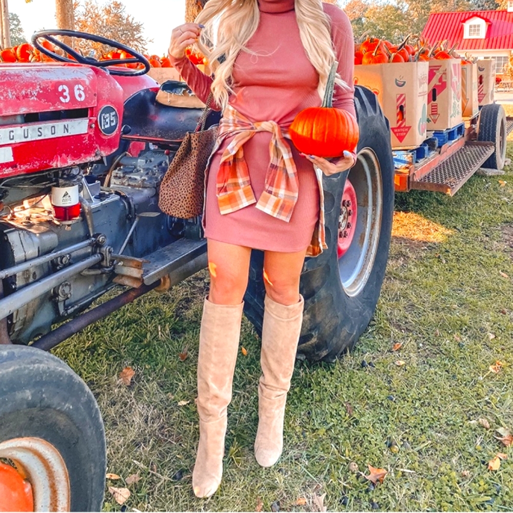 Cute hard to find slouched taupe boots!